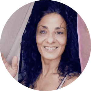 Massage Taoïste et soins énergétiques à Montpellier Bienvenue dans cet espace sacré - Portrait de la praticienne Tala en accueil